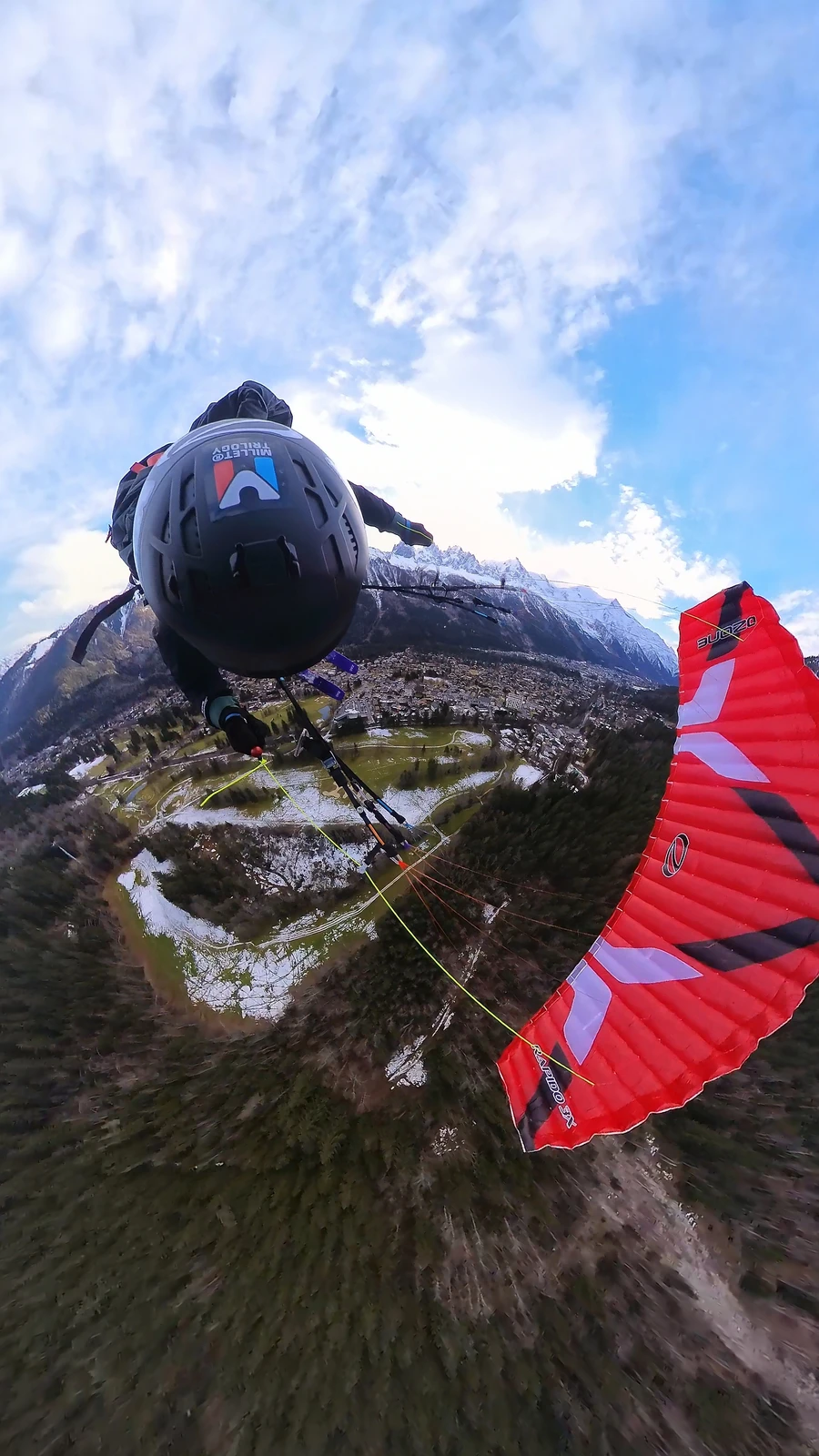Vue aérienne de Chamonix depuis une voile de speedriding